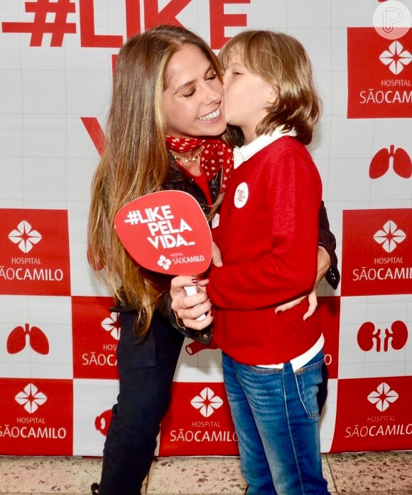 Adriane Galisteu ganhou beijo do filho ao visitar hospital em São Paulo