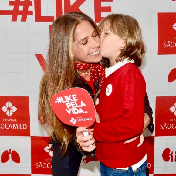 Adriane Galisteu ganhou beijo do filho ao visitar hospital em São Paulo