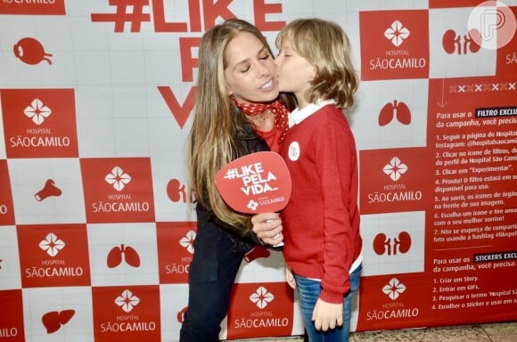 Adriane Galisteu ganhou carinho do filho, Vittorio, ao visitar hospital em São Paulo