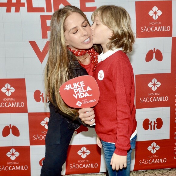 Adriane Galisteu ganhou carinho do filho, Vittorio, ao visitar hospital em São Paulo