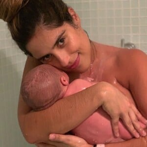 Camilla Camargo apareceu no banho com o filho, Joaquim