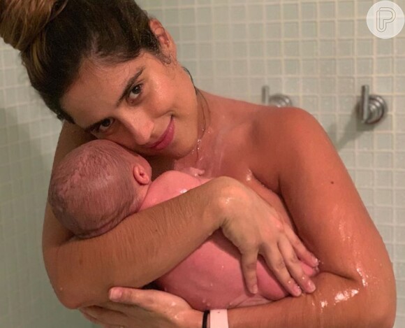 Camilla Camargo apareceu no banho com o filho, Joaquim