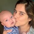 Camilla Camargo compartilhou foto dando beijo no filho, Joaquim