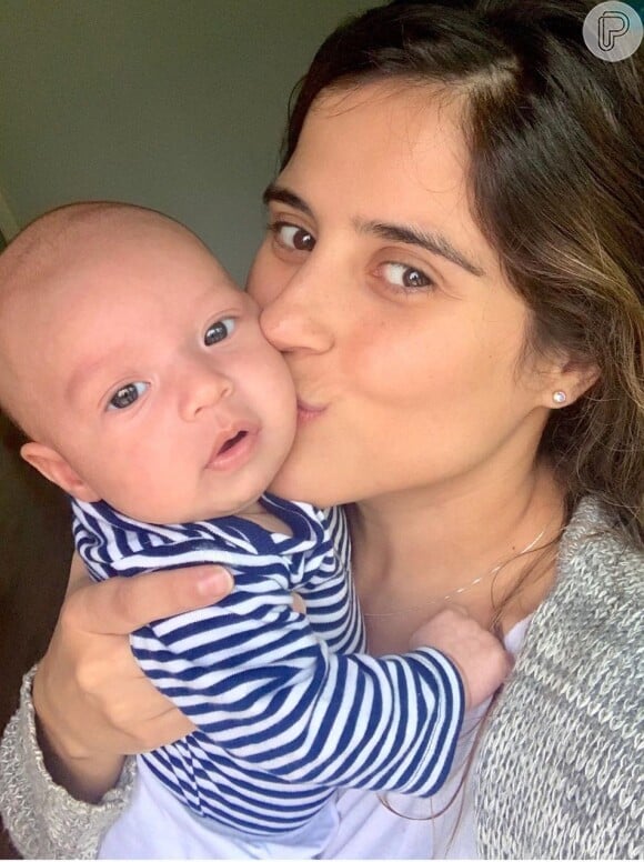 Camilla Camargo compartilhou foto dando beijo no filho, Joaquim
