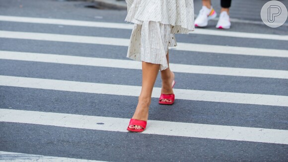 Sandálias em cores fortes, como vermelho e pink, são trends para o verão e garantem mais cor a looks em tons pastel