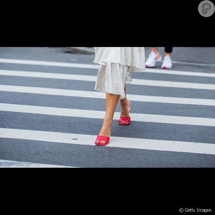 Sandálias em cores fortes, como vermelho e pink, são trends para o verão e garantem mais cor a looks em tons pastel