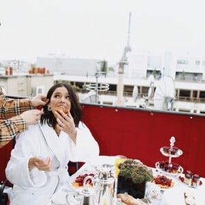 Bruna Marquezine ataca guloseimas em hotel em Paris