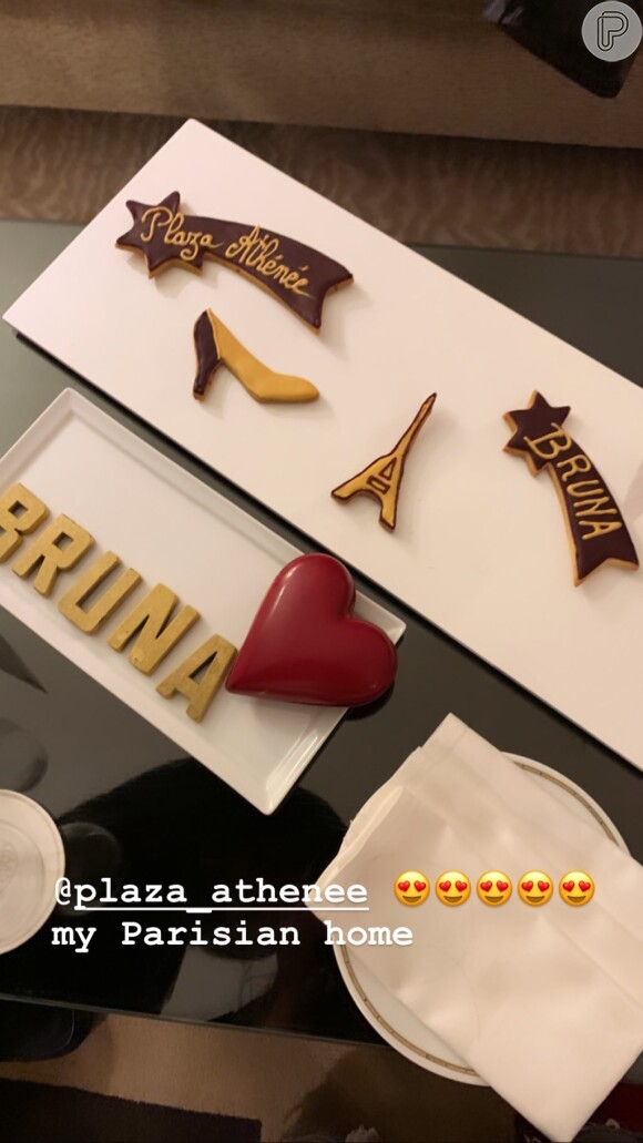 Bruna Marquezine foi surpreendida pelos funcionários com chocolates com o formato da Torre Eiffel e de seu nome, na noite desta quinta-feira, 26 de setembro de 2019