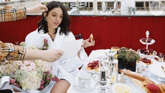 Bruna Marquezine ganha mimos e café da manhã ostentação de hotel em Paris