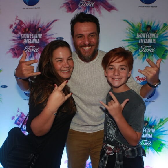 A família de Rodrigo Lombardi fez a mesma pose para foto no Rock in Rio