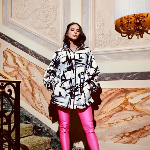 Bruna Marquezine usou looks estilosos em Milão e Paris