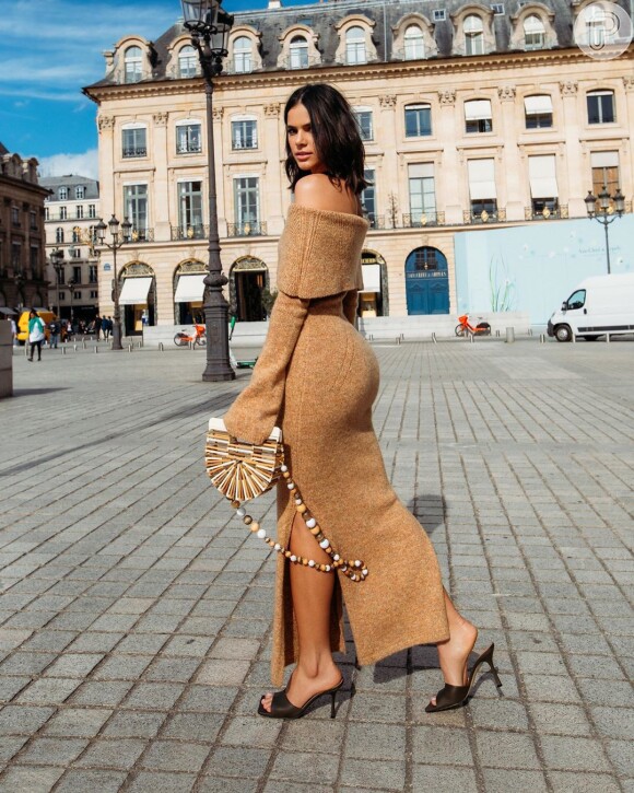 Bruna Marquezine usou modelo ombro a ombro em Paris