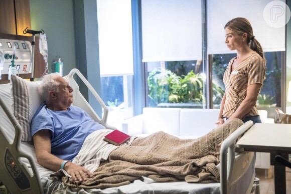 Paloma (Grazi Massafera) visita Alberto (Antônio Fagundes) no hospital e ele melhora na novela 'Bom Sucesso'