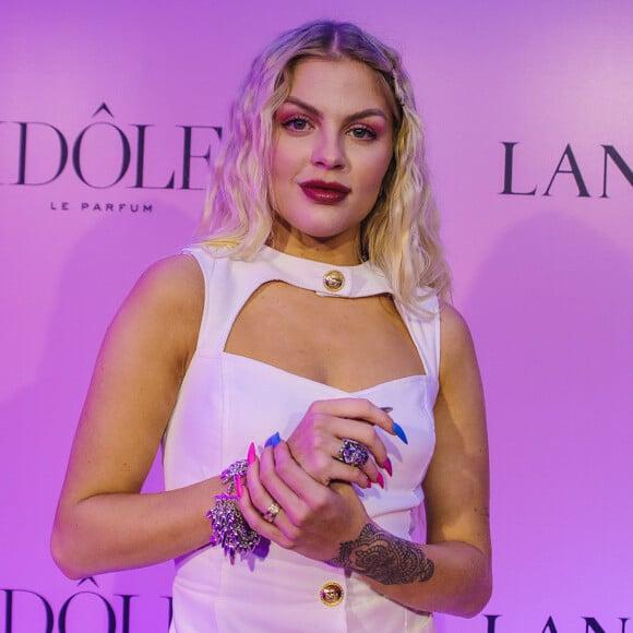 Luísa Sonza exibe maxialiança de noivado em evento da Lancôme