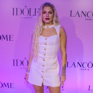 Luísa Sonza apostou em vestido com decote vazado para evento da Lancôme