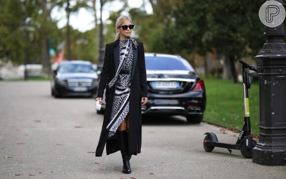 Caroline Daur escolheu a microbolsa Bottega Veneta na Paris Fashion Week de Primavera e Verão 2020