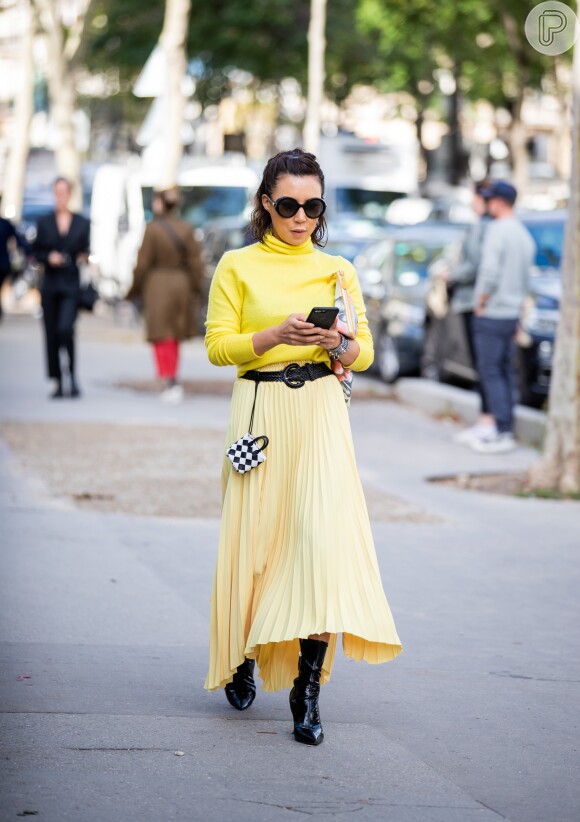 A microbolsa quadriculada em preto e branco ganhou destaque no vestido amarelo durante a Paris Fashion Week