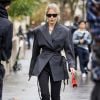 A influencer alemã Caroline Daur quebrou a sobriedade do look com a microbolsa vermelha Jacquemus na semana de moda de Paris, em setembro de 2019