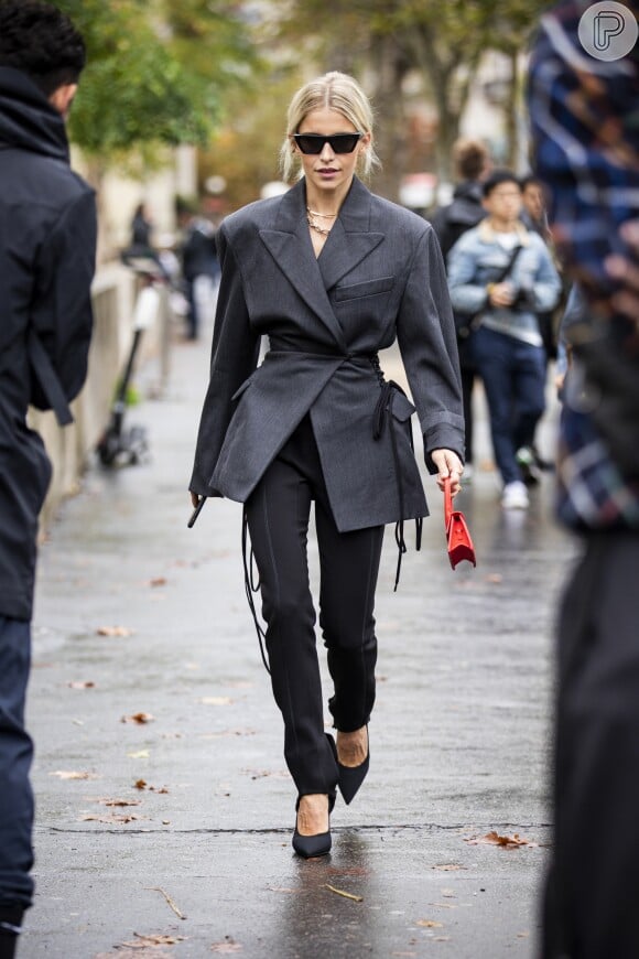 A influencer alemã Caroline Daur quebrou a sobriedade do look com a microbolsa vermelha Jacquemus na semana de moda de Paris, em setembro de 2019