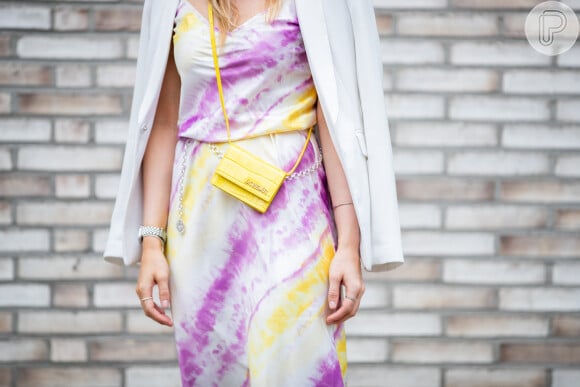 No street style de Berlim, o look une duas tendências: o vestido tie-dye e a microbolsa Jacquemus. A bolsinha amarela custa 324 dólares no site da marca