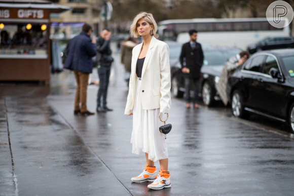 Xenia Adonts escolheu a microbolsa Chloé durante a Paris Fashion Week de outono e inverno