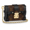 A minibag Louis Vuitton pode ser carregada na mão, transpassada no pescoço ou pendurada no peito. A peça custa 1.770 dólares no site da marca