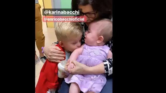 Filha de Thaeme Mariôto se encantou com filho de Karina Bacchi ao conhecer o menino em emissora de TV