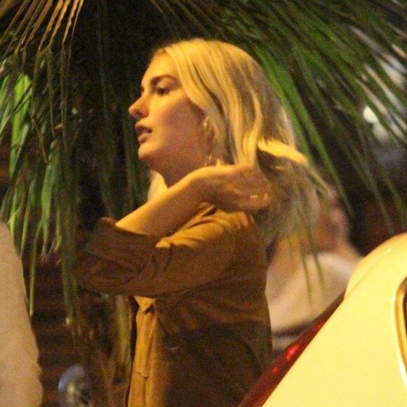 Marina Moschen curtiu noite carioca em restaurante localizado na zona sul