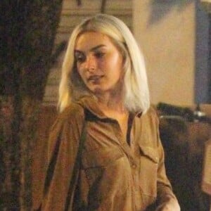 Marina Moschen mantém cabelo com comprimento médio, na altura dos ombros