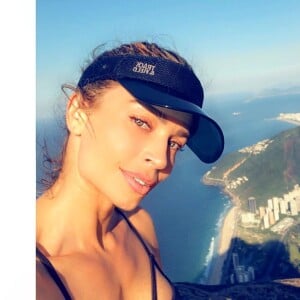 Grazi Massafera e Caio Castro curtiram o domingo fazendo a trilha da Pedra da Gávea, na Zona Sul do Rio