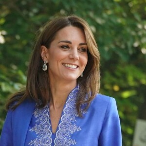 Kate Middleton elege uma túnica de seda com lenço esvoaçante e calça mais justa durante viagem nesta terça-feira, dia 15 de outubro de 2019