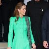 Kate Middleton usa vestido estilo tuxedo dress com calça de alfaiataria durante viagem nesta terça-feira, dia 15 de outubro de 2019