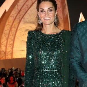 Kate Middleton teve vestido comparada ao da princesa Ariel para uma festa no Monumento do Paquistão durante viagem nesta terça-feira, dia 15 de outubro de 2019
