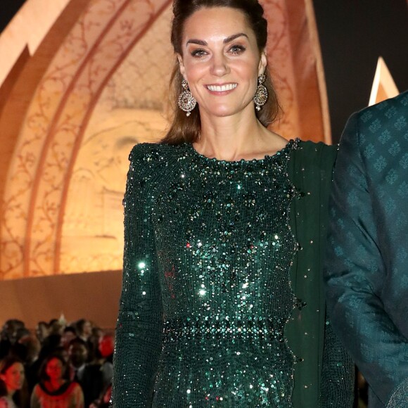 Kate Middleton teve vestido comparada ao da princesa Ariel para uma festa no Monumento do Paquistão durante viagem nesta terça-feira, dia 15 de outubro de 2019
