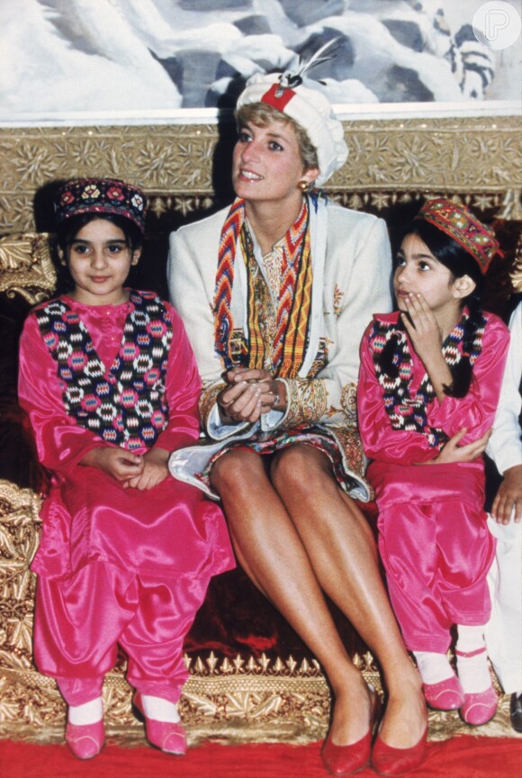 Mãe do príncipe William, Lady Di havia ganho um chapéu típico do Paquistão durante viagem em 1991