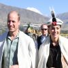 Kate Middleton e o marido, o príncipe William, ganharam ainda uma espécie de sobretudo ao conhecerem a província de Khyber Pakhtunkhwa