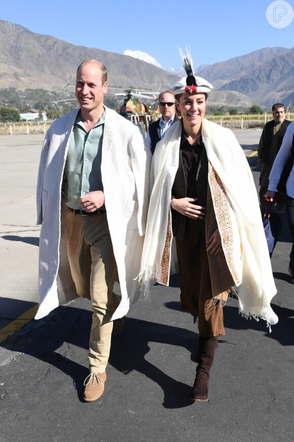 Kate Middleton e o marido, o príncipe William, ganharam ainda uma espécie de sobretudo ao conhecerem a província de Khyber Pakhtunkhwa
