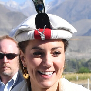 Kate Middleton usou mesmo chapéu típico que a sogra, Lady Di, durante viagem ao Paquistão