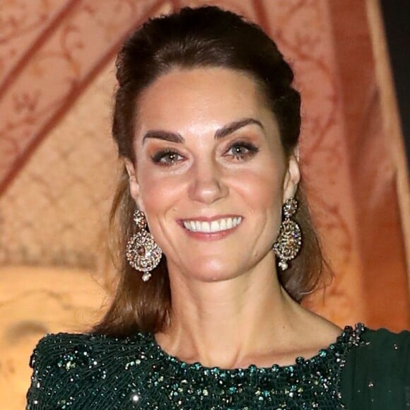 Kate Middleton chamou atenção por vestido durante agenda de compromissos no Paquistão