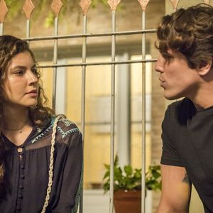 Rita (Alanis Guillen) conta para Rui (Romulo Arantes Neto) que a filha deles está viva na novela 'Malhação - Toda Forma de Amar'