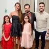 Luciano Camargo posou com a mulher, Flávia Fonseca, e os filhos, Helena, Isabella e Nathan em bastidor de show