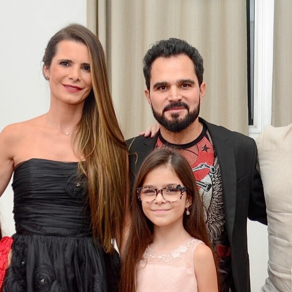 Luciano Camargo posou com a mulher, Flávia Fonseca, e os filhos, Helena, Isabella e Nathan em bastidor de show