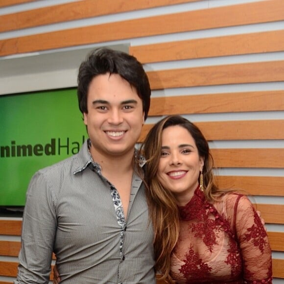 Wanessa Camargo posou com irmão, Igor, em bastidor de show do pai, Zezé di Camargo