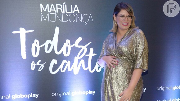 Marília Mendonça brinca ao mostrar tamanho do pé durante gravidez, em 20 de outubro de 2019