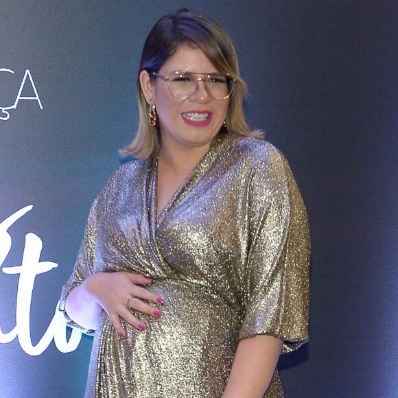 Marília Mendonça brinca ao mostrar tamanho do pé durante gravidez, em 20 de outubro de 2019