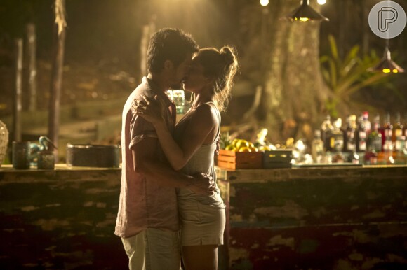 Paloma (Grazi Massafera) e Marcos (Romulo Estrela) se beijam no Pão de Açúcar na novela 'Bom Sucesso'