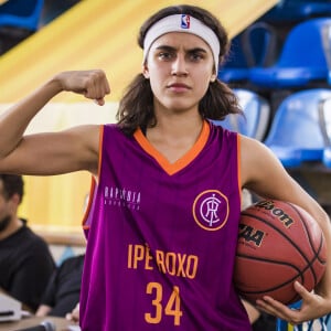 Gabriela (Giovanna Coimbra) entra para o projeto de basquete de Ramon (David Junior) na novela 'Bom Sucesso'