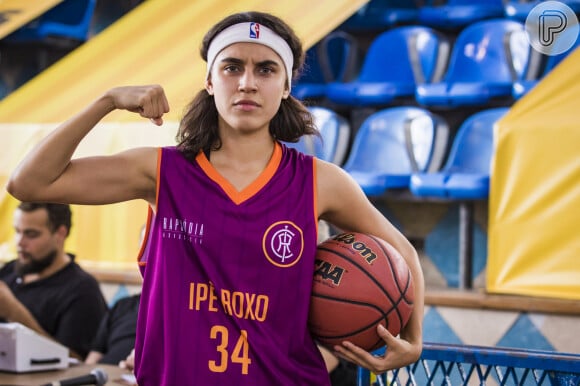 Gabriela (Giovanna Coimbra) entra para o projeto de basquete de Ramon (David Junior) na novela 'Bom Sucesso'