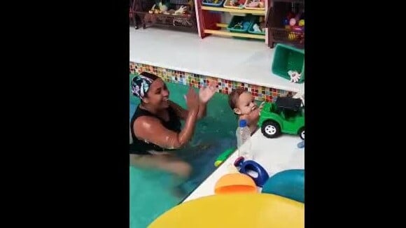 Mariana Bridi se encantou com primeira aula de natação do filho caçula, Valentim: 'Ele arrasou!'