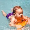 Filho de Mariana Bridi, Valentin se divertiu com sua primeira aula de natação